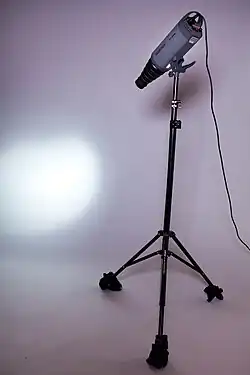 Světelný efekt komínku na šedém papírovém pozadí