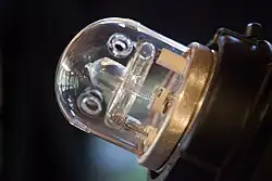 Detail pilotní žárovky a zábleskové žárovky, které chrání skleněná baňka s větracími otvory