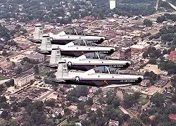 Formace letadel Beechcraft T-6 Texan II 14. cvičného křídla během přeletu nad městem Columbus v Mississippi