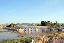 Historický lomený most Eğri Köprü přes Kizilirmak na jihovýchodě města