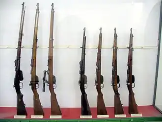 Různé pušky a karabiny Mannlicher.