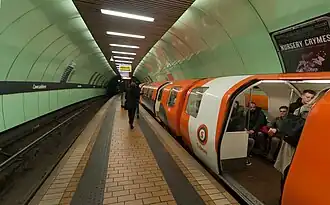 Vlak stojící ve stanici Cowcaddens