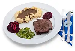 Pečené losí maso s koprovou smetanovou omáčkou, bramborovou kaší, červenou řepou, okurkovým salátem a brusinkami