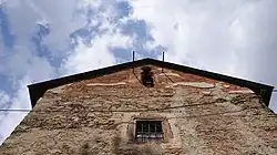 Jižní stěna věže s novodobou nástavbou před snesením nástavby, nadezděním a osazením novým krovem