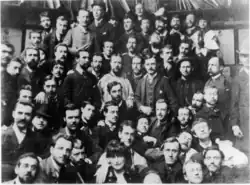 Skupinový portrét studentů Académie Julian, Francie, 1886. (Dow je zobrazen uprostřed)