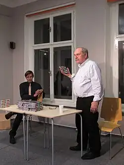 Fotografie J.Praibiše a J.Švejdy na autogramiádě J.Praibiše u příležitosti vydání románu Oproti bázni v Knihovně K.H.Máchy v Litoměřicích. 21.12.2018