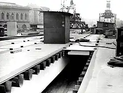 Průběh práce na svršku mostu