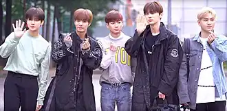 NU'EST v květnu 2019 Zleva: Ren, JR, Aron, Minhyun, and Baekho