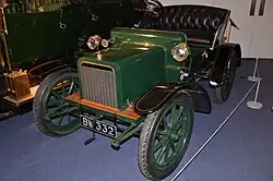 Otevřený dvoumístný vůz Rover 8 z roku 1904 v Coventry Transport Museum