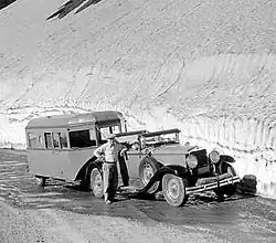 1929–30 Graham-Paige s jedním z prvních obytných přívěsů, Glacier National Park: 12/1933