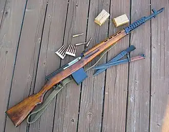 SVT-40 s municí a různými doplňky