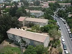 Typické rezidenční domy stavěné v 50. letech v Ramat Avivu