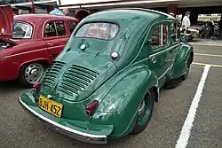 Renault 4CV před Renault Dauphine