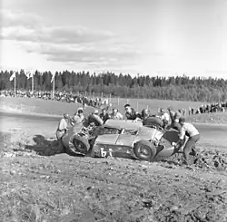 V hlavní soutěži byl Bonnier vytlačen z trati a vůz se převrátil. Vypadalo to velmi zle, ale Maserati přistálo nad příkopem a Bonnier se mohl bez úhony vyprostit ven.