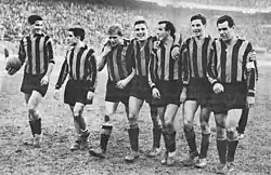 Bruno Bolchi s kapitánskou páskou vpravo. Momentka ze San Sira 4. února 1962 po vítězném zápase Interu proti AC Milán