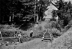 1970 příprava ohně u chaty Mercedes