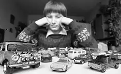 Portrét chlapce s autíčky, 1976