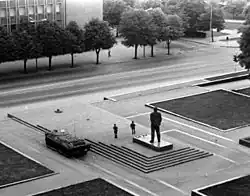 Ilustrační foto (červenec 1991): Před sochou V. I. Lenina, blízko u silnice, je vidět malý památník s urnou V. Vičiulisovi; SA hlídá sochu
