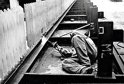 Průběh práce na svršku mostu