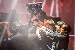 Tým T1 zvedající trofej na Mistrovství světa v roce 2015