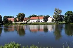 Areál zámeckého dvora přes Dvorský rybník