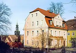 Fara, v pozadí kostel