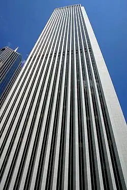 Pohled od paty budovy