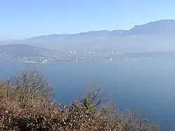 pohled na jezero a město Aix-les-Bains