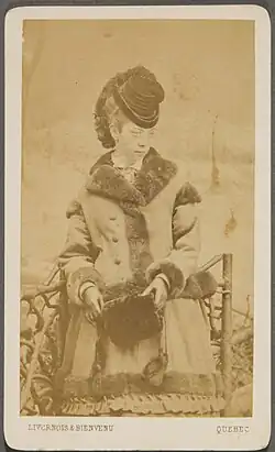 Livernois & Bienvenu, Portrét ženy, v zimním kostýmu, mezi 1866 a 1873, MNBAQ Collection