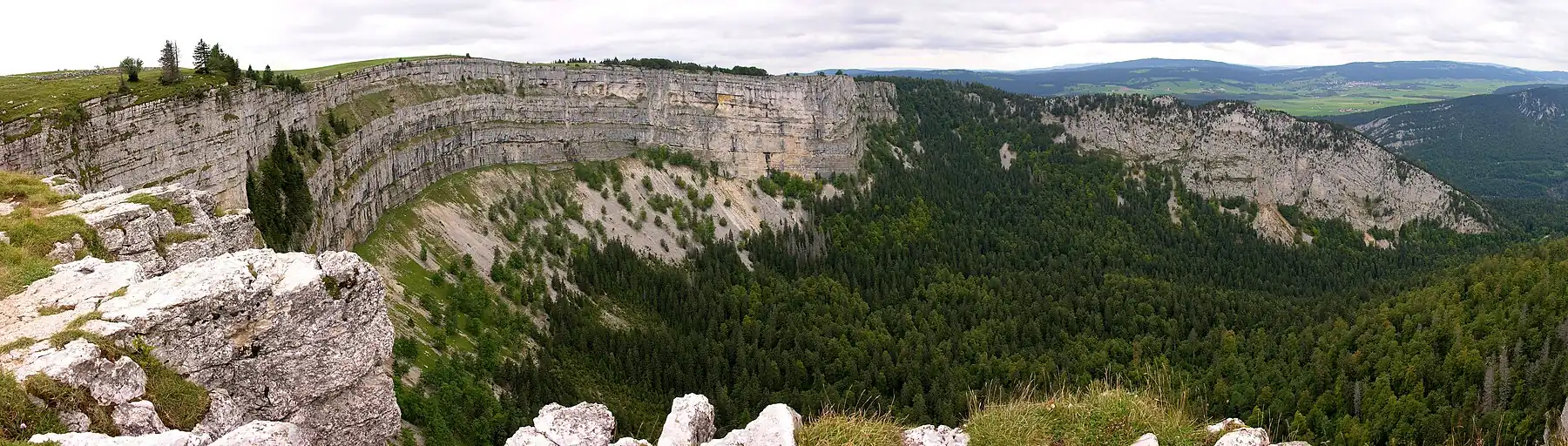 Panorama Creux du Van v létě