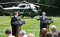 George W. Bush mladší (vpravo) a Gordon Brown (vlevo) na zahradě Camp Davidu, 30. července 2007 (v pozadí Marine One)