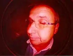 Zavřené oči a širokoúhlý objektiv k fotogeničnosti lidí nepřispívá