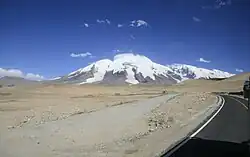 Uprostřed fotografie Muztag Ata, hned za ní je Koskulak Tagh