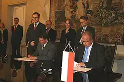 John C. Rood (vlevo) a Andrzej Kremer (vpravo) při podpisu