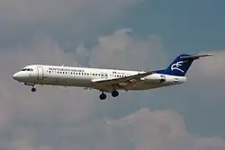 Fokker F100 (imatrikulace 4O-AOT) Montenegro Airlines přistává na mezinárodním letišti ve Frankfurtu nad Mohanem