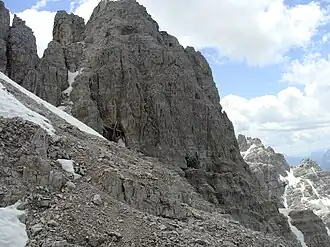 Pozůstatky rakouských pozic z první světové války v oblasti vrcholu