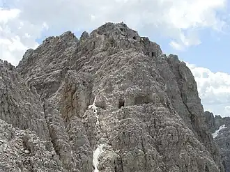 Pozůstatky rakouských pozic z první světové války v oblasti vrcholu