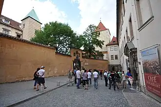 Spodní část Jiřské ulice, s věží purkrabství a Černou, východní bránou a vpravo Lobkovickým palácem
