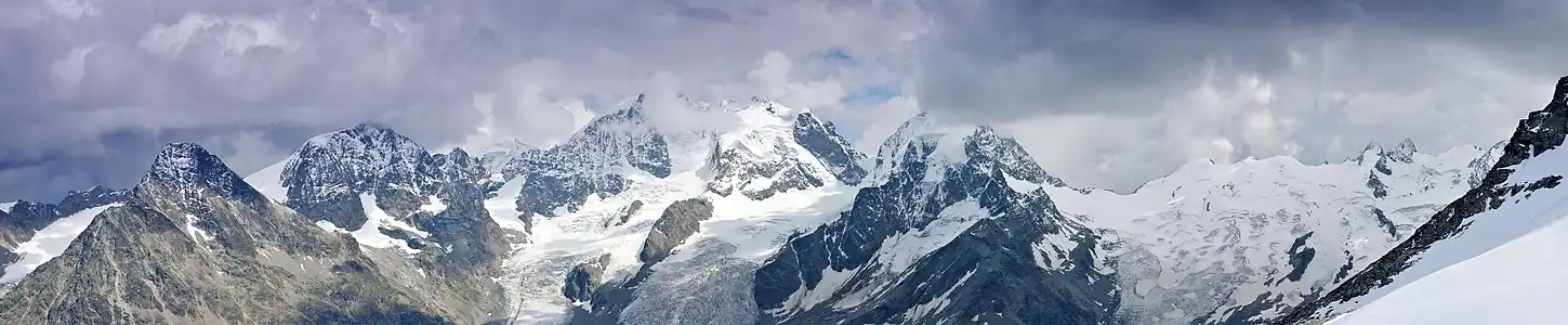 Piz Tschierva, Piz Morteratsch, Piz Palü, Biancograt, Piz Alv, Piz Bernina (v mraku), Piz Scerscen a Piz Roseg (zleva), pohled od horní stanice lanovky střediska Corvatsch-Furtschellas.