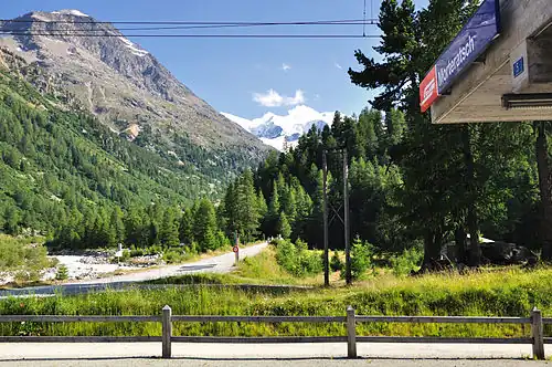 Munt Pers (vlevo), pohled ze stanice Morteratsch