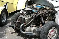 FMR Tg 500 vlevo, jeho motor, kabriolet vpravo