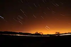 Fotografie hvězdných drah složená ze čtrnácti snímků (dvouminutové expozice) směrem na severozápad