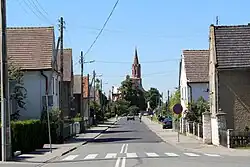 Pohled na hlavní ulici a kostel