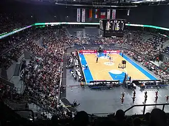 Zápas v basketbalu uvnitř arény