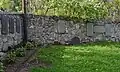 Okolí: náhrobky ve zdi