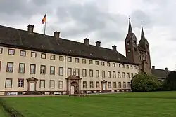 Průčelí hlavní budovy Korbejského opatství