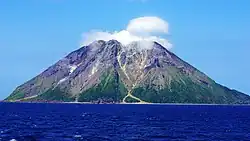 Pohled na Iwo-dake z východu (fotografováno z trajektu)