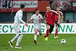 Ergys Kaçe (uprostřed s č. 20)