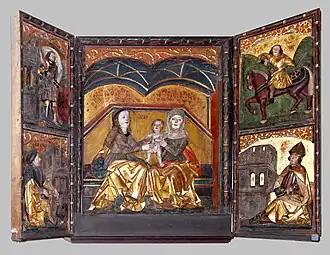 Křídlový oltář s plastickými postavami, převažuje zlatá barva, uprostřed dvě ženské postavy s dítětem, po stranách postavy čtyř mužů