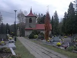 Pohled na evangelický hřbitov v Lyžbicích, nalevo od kaple je Pomník nenarozeného dítěte